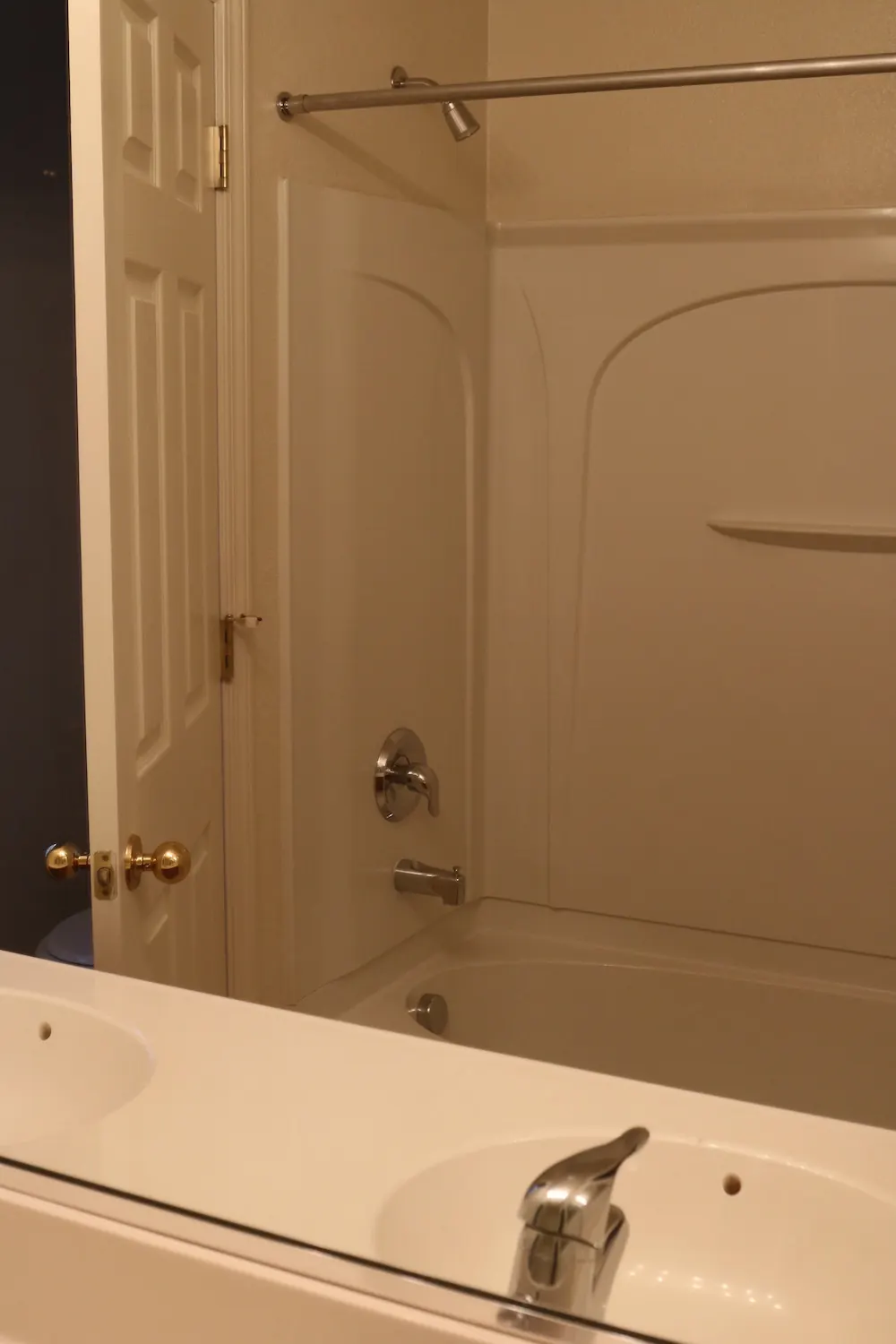 Shared bathroom · alternate view